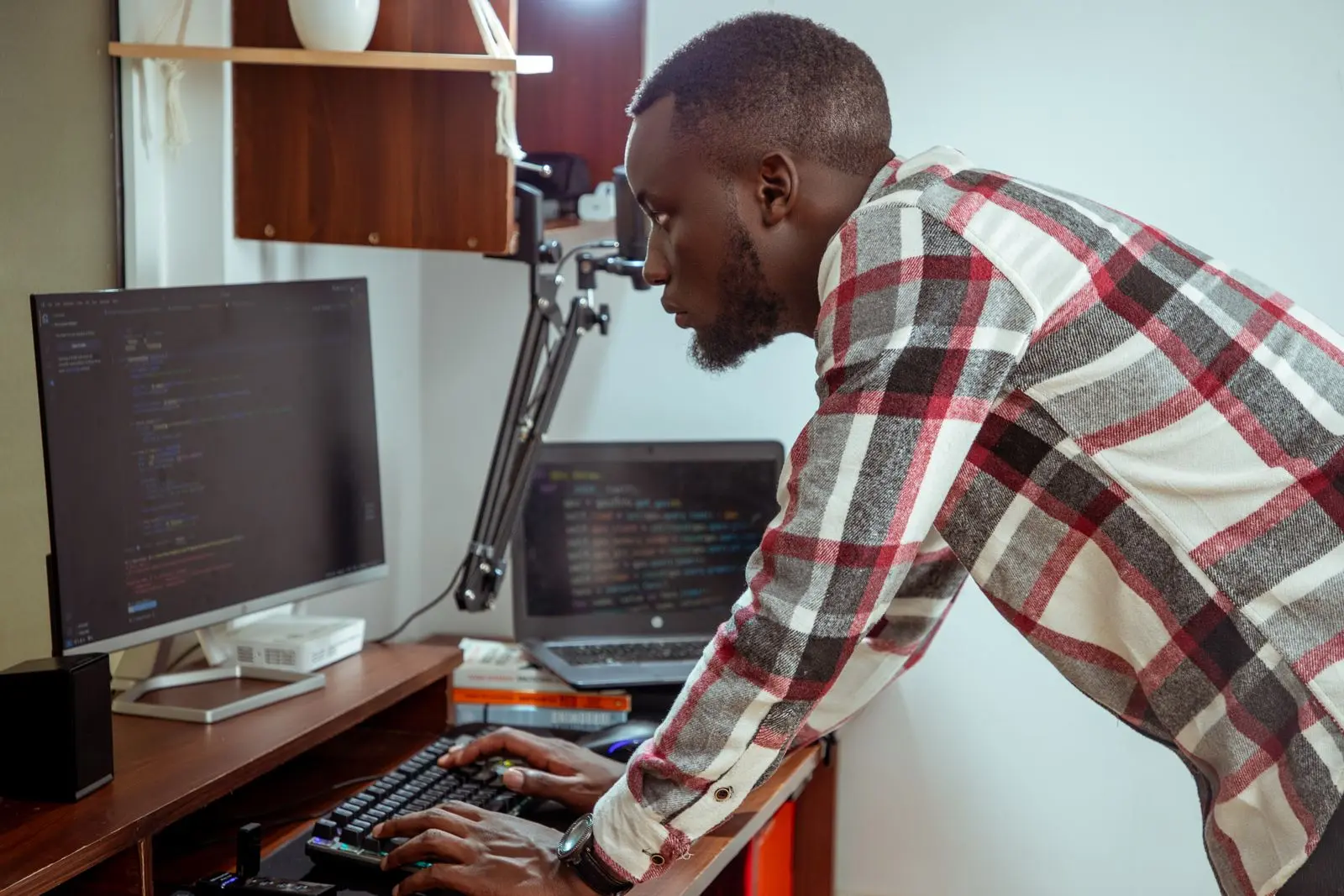 Profesional trabajando en una computadora en una oficina luminosa